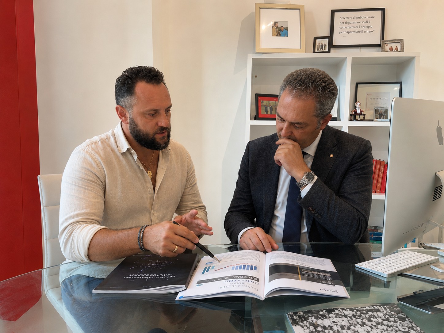 Confronto su documenti e materiali di comunicazione al tavolo di lavoro