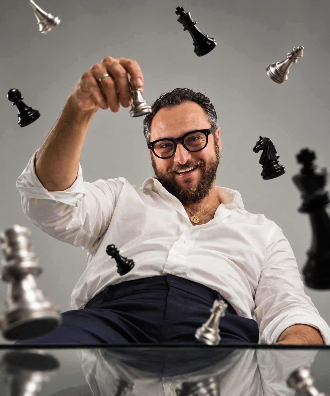Gianluca con i pezzi degli scacchi: una composizione dedicata alla strategia